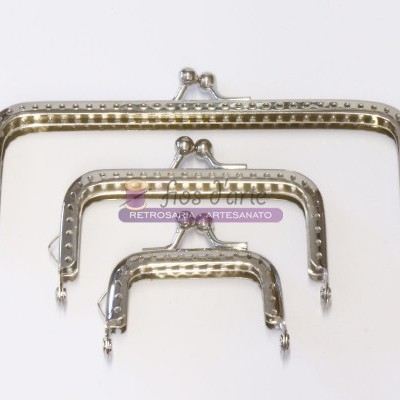 Três armações metálicas prateadas para bolsas, de tamanhos diferentes com fecho de mola dupla.