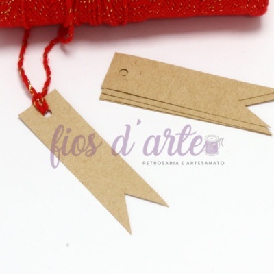 Etiqueta em papel kraft com cordão vermelho e novelo de fio vermelho com brilho