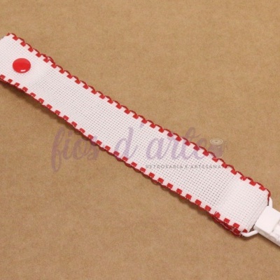 Prendedor para chupeta tecido branco com bordas vermelhas e clip branco