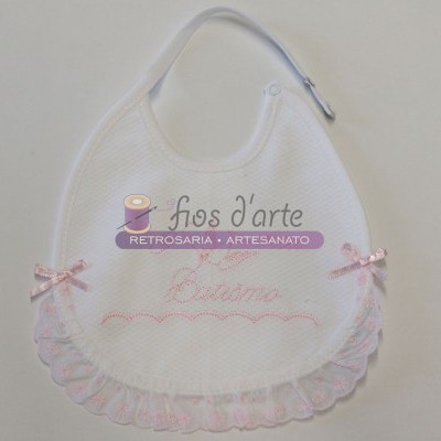 Babete de bebé branco com bordado cor-de-rosa, laços e renda