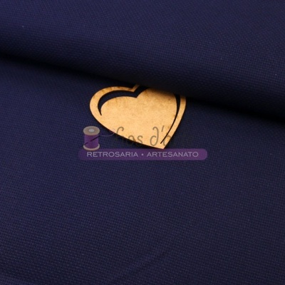 Tecido azul escuro com selo em coração e etiqueta roxa