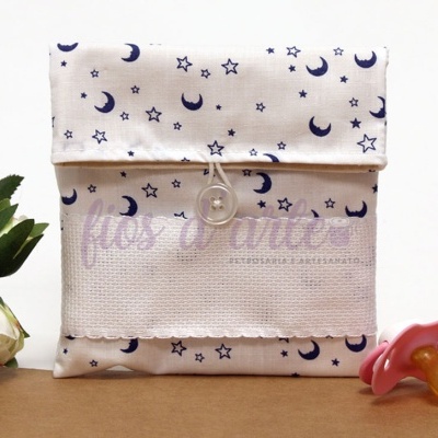 Bolsa de tecido com padrão de estrelas e luas azuis