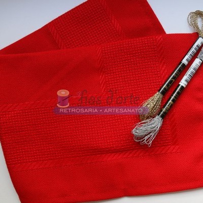 Tecido vermelho com linhas metálicas prateadas e douradas