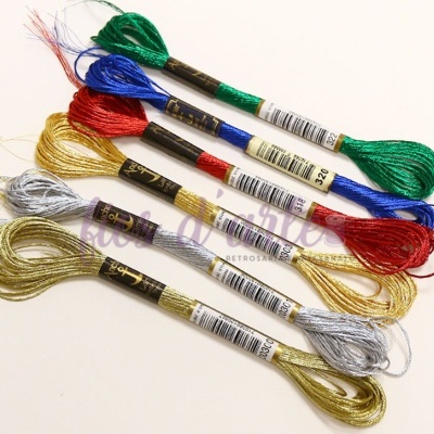 Linhas de bordar coloridas com etiquetas