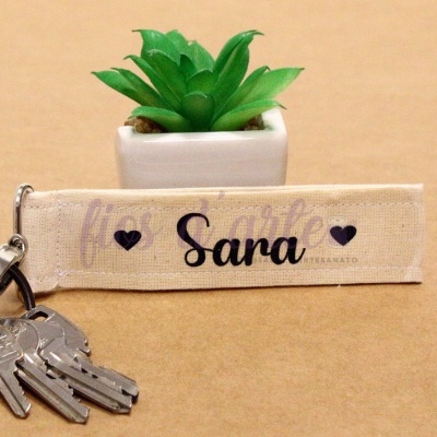 Chaveiro de tecido com nome Sara e chaves