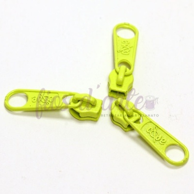 Três puxadores de zíper amarelos em fundo branco