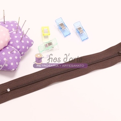 Fecho éclair marron com clipes de costura e alfineteiro em forma de flor
