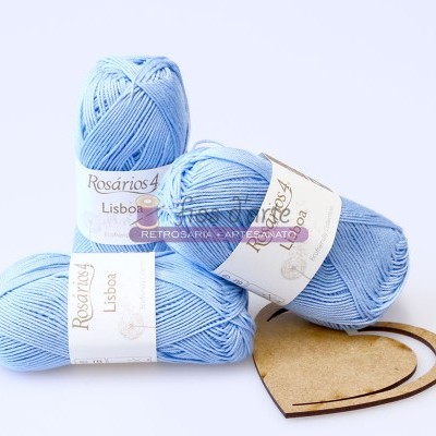 Novelos de fio azul claro Rosários 4 Lisboa com corações de madeira
