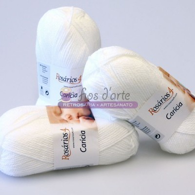 Três novelos de lã branca Rosários 4 Carícia
