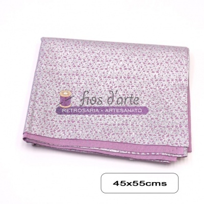 tecido dobrado com padrão floral e bordado