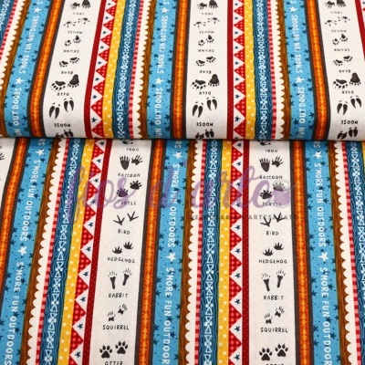 tecido colorido com faixas verticais e desenhos de animais e pegadas