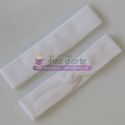 Dois pedaços de tecido branco retangulares sobre superfície branca