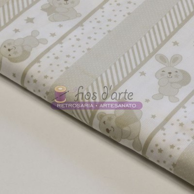 Tecido infantil com padrão de coelhos, ursos e estrelas, em cinza e bege