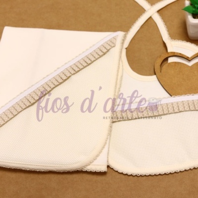 Conjunto branco de toalha e babete para bebé com detalhes bege e faixa riscada