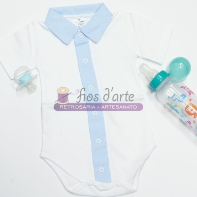 Body de bebé branco com gola azul clara e mamadeira com chupeta