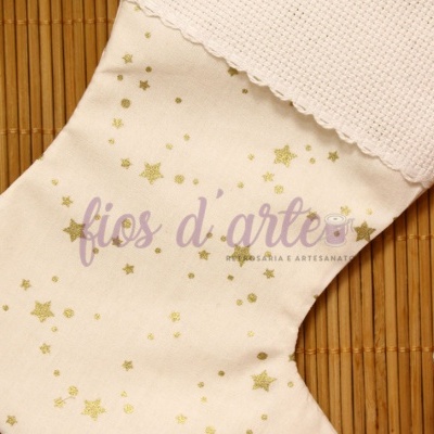 Meia branca com estampado de estrelas douradas e texto 'fios d'arte'