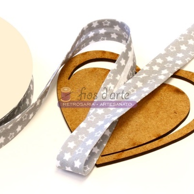 Fita de tecido cinza com estrelas brancas sobre forma em MDF em forma de coração