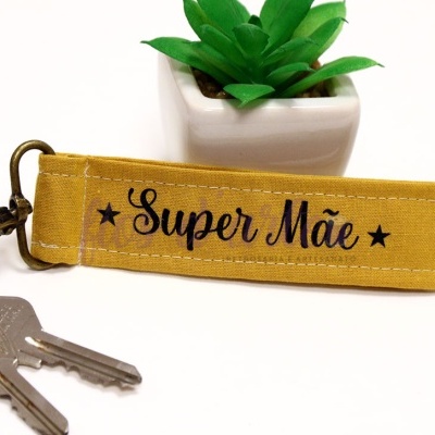 Porta-chaves amarelo mostarda com texto 'Super Mãe' e chaves