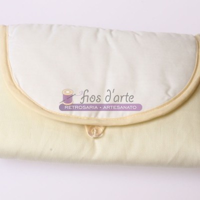 Peça de tecido dobrada amarelo claro com texto de marca central