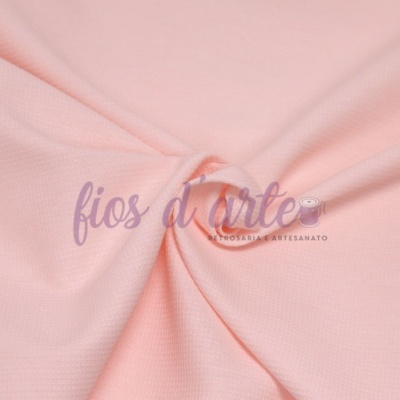 Tecido rosa claro dobrado com logotipo sobreposto