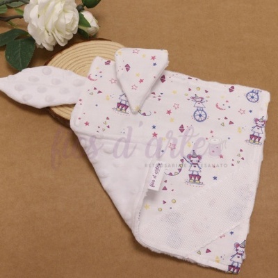 Produto infantil branco estampado com palhaços coloridos e estrelas, com tag flores darte