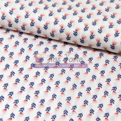 tecido branco com padrão pequeno de flores rosa e azul e etiqueta com texto