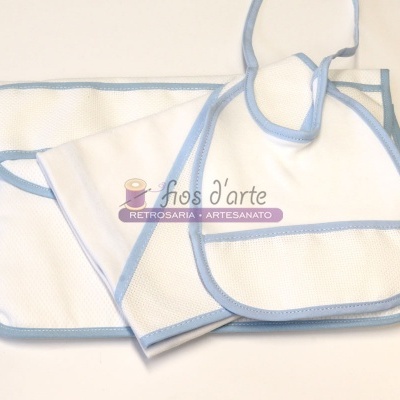 Conjunto de acessórios de bebé em tecido branco com bordas azuis e texto 'fios d'arte RETROSARIA ARTESANATO'