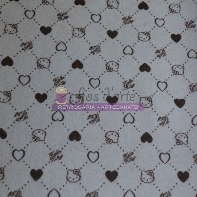Tecido branco com padrão de corações pretos, carinhas de gatos e texto Hello Kitty