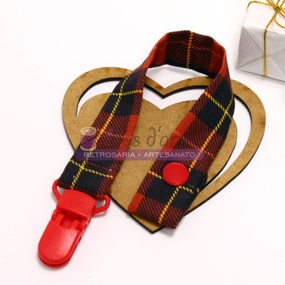 Prendedor de chucha xadrez com botão vermelho e suporte de madeira em forma de coroa