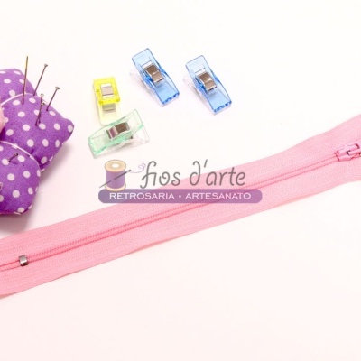 fecho de correr rosa, clips coloridos e alfineteiro roxo com bolinhas