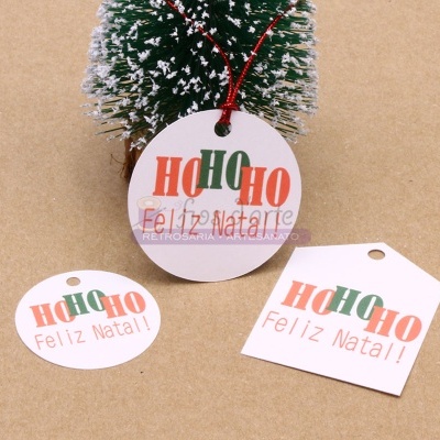 Três etiquetas de papel branco com texto HOHOHO Feliz Natal a cores