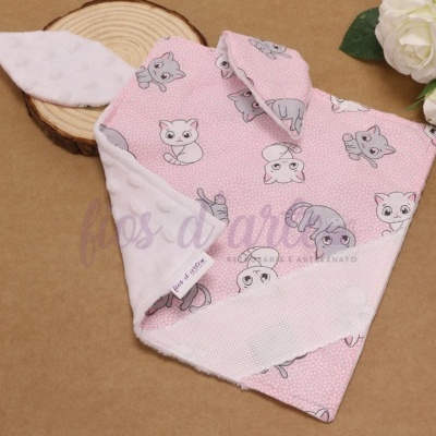 Fralda ou toalha cor-de-rosa com padrão de gatinhos cinzentos e brancos e interior branco macio