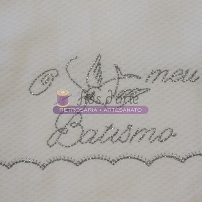 Toalha branca de algodão com bordado cinza e texto 