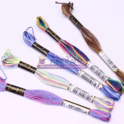 Novelos de linhas de bordado multicoloridas com etiquetas em fundo branco