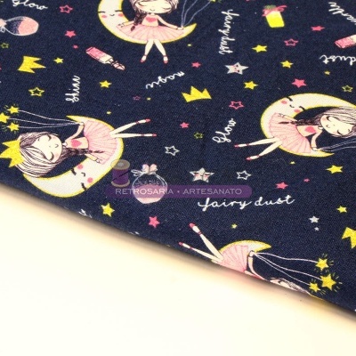 Tecido azul escuro com padrão de meninas, luas e estrelas amarelas e rosas