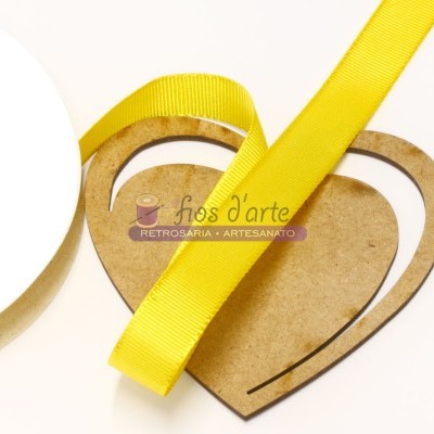Moldes de madeira em forma de coração com fita amarela