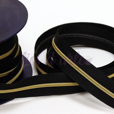 Fita elástica preta com risca dourada central e carretel azul