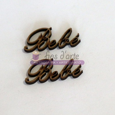 Palavras em madeira 'Bebé' com cartão de fundo da loja