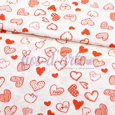 Tecido branco com corações vermelhos desenhados em vários estilos e texturas.
