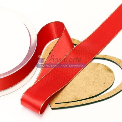 Fita vermelha satinada com bordas douradas e base de cartão em forma de coração