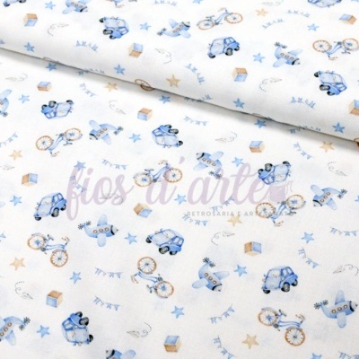 tecido branco com padrão infantil de bicicletas, aviões, carros e estrelas azuis e castanhas