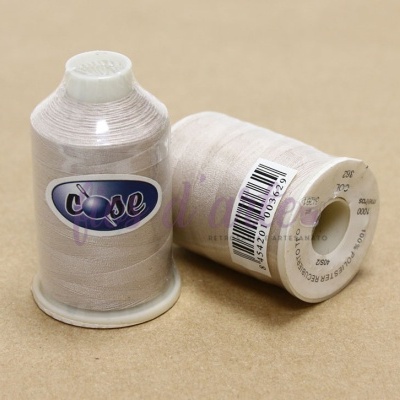 Dois cones de linha de costura bege da marca Close sobre superfície bege