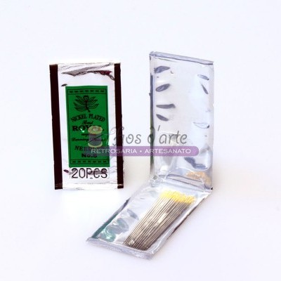 Pacote de agulhas para costura com embalagem verde e branca e embalagem prateada aberta