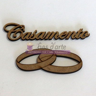 Decoração de madeira para casamento com texto e alianças entrelaçadas