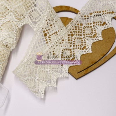 Rendas decorativas creme com moldes de madeira e rótulo de papel