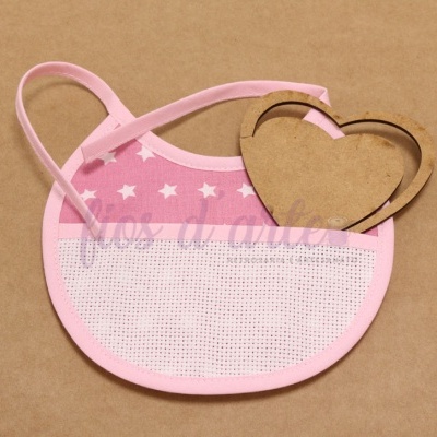 Babete rosa com estrelas e etiqueta de coração em madeira