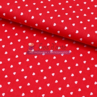 Tecido vermelho com pequenos corações brancos em padrão contínuo