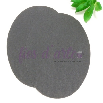 par de discos abrasivos redondos cinza com textura áspera e planta verde