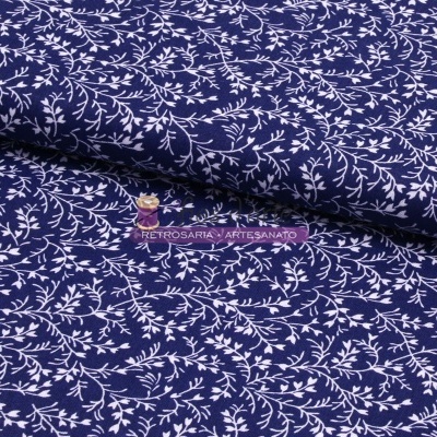 Tecido azul com padrão branco de folhas e etiqueta 'RETROSARIA ARTESANATO'