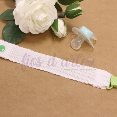 Clipe prendedor de chucha branco com fecho verde e flores artificiais